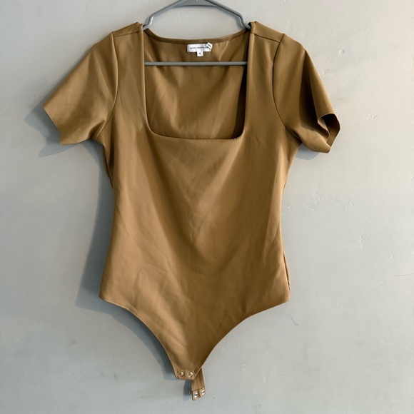 Good American Scuba Modern Bodysuit T-shirt Pecan NWOT - Picture 2 of 9